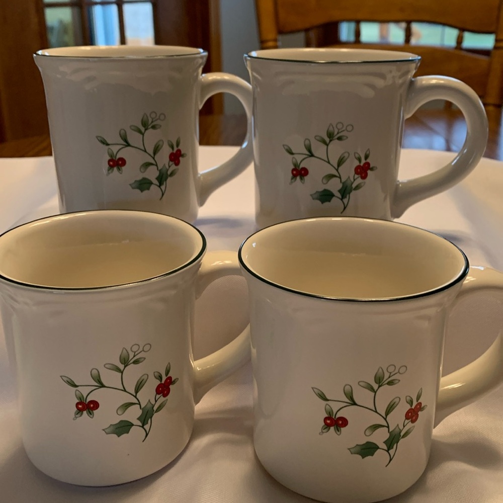 Pfaltzgraff Winterberry 12oz. Coffee Mugs. Set of 4.
